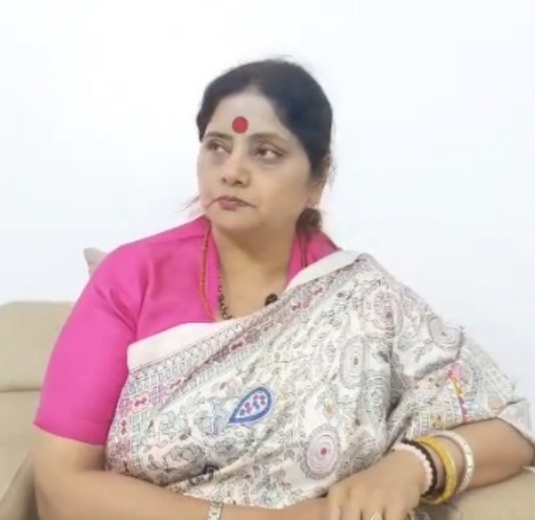 जानकारी देते हुए महिला आयोग की अध्यक्ष जानकारी देते हुए महिला आयोग की अध्यक्ष