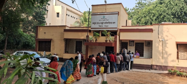 सरकारी कार्यक्रमों में नाम दर्ज कराने के लिए जानकारी-संस्कृति दफ्तर के बाहर कतार में खड़े लोकशिल्पी सरकारी कार्यक्रमों में नाम दर्ज कराने के लिए जानकारी-संस्कृति दफ्तर के बाहर कतार में खड़े लोकशिल्पी