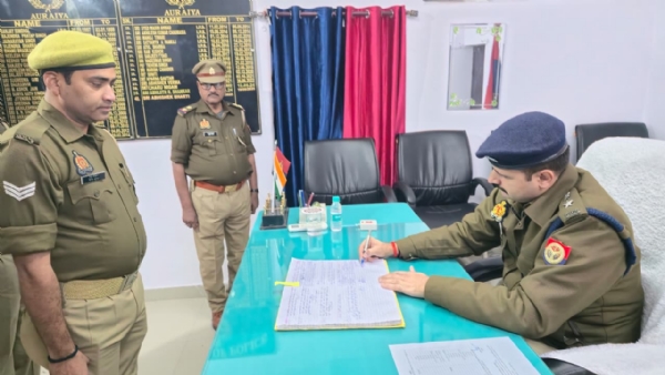 फोटो निरीक्षण करते sp अभिषेक भारती फोटो निरीक्षण करते sp अभिषेक भारती