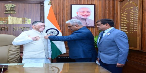 राज्यपालाय सशस्त्रसेना-ध्वजदिवसस्य अभिज्ञाचिह्नम् उपनिबद्धम्