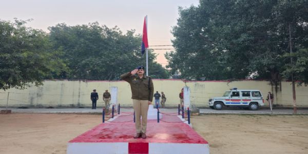 “एसपी अभिषेक भारती आरक्षक-रेखायां परेडस्य सलामीम् अलभत, व्यवस्थाः निरीक्षितवान्।”