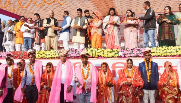 नव दंपति और मुख्यअतिथि नव दंपति और मुख्यअतिथि