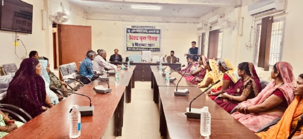 कार्यक्रम में उपस्थित विषय विशेषज्ञ व ग्रामीण महिलाएं।