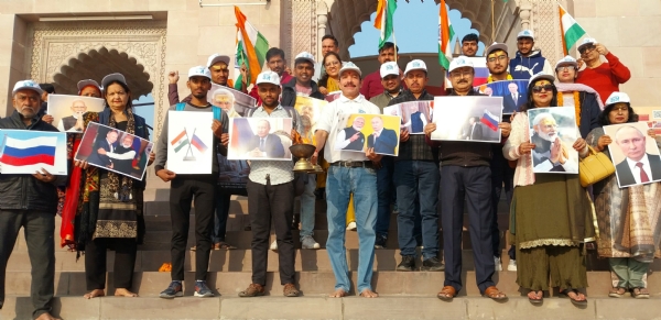 बाबा विश्वनाथ धाम मे  आरती करते लोग