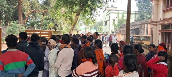 सरकारी कार्यक्रमों में नाम दर्ज कराने के लिए जानकारी-संस्कृति दफ्तर के बाहर कतार में खड़े लोकशिल्पी सरकारी कार्यक्रमों में नाम दर्ज कराने के लिए जानकारी-संस्कृति दफ्तर के बाहर कतार में खड़े लोकशिल्पी