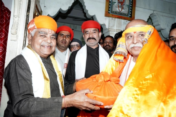 प्रवीण तोगड़िया का स्वागत करते हुए कार्यकर्ता प्रवीण तोगड़िया का स्वागत करते हुए कार्यकर्ता