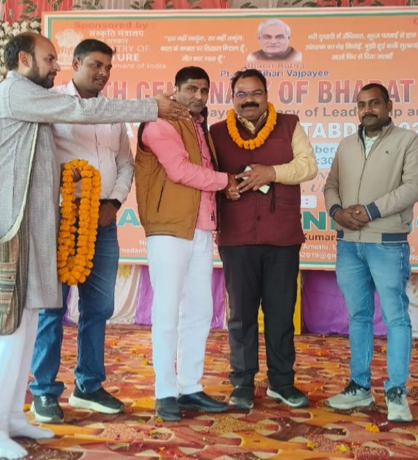 पत्रकार संघ के जिला अध्यक्ष का सम्मान पत्रकार संघ के जिला अध्यक्ष का सम्मान