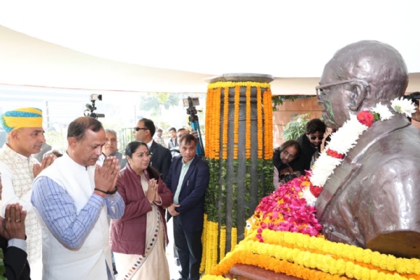 अलीपुर स्थित राष्ट्रीय स्मारक में बाबा साहेब डॉ. भीमराव आंबेडकर प्रतिमा पर पुष्पांजलि अर्पित करती दिल्ली की मुख्यमंत्री रेखा गुप्ता अलीपुर स्थित राष्ट्रीय स्मारक में बाबा साहेब डॉ. भीमराव आंबेडकर प्रतिमा पर पुष्पांजलि अर्पित करती दिल्ली की मुख्यमंत्री रेखा गुप्ता