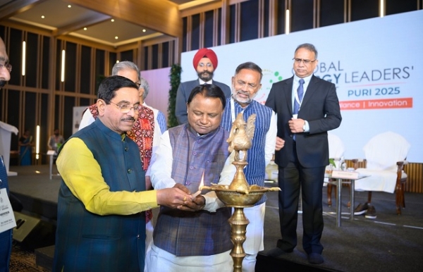 कार्यक्रम को संबोधित करते हुए नवीन एवं नवीकरणीय ऊर्जा मंत्री प्रल्हाद जोशी कार्यक्रम को संबोधित करते हुए नवीन एवं नवीकरणीय ऊर्जा मंत्री प्रल्हाद जोशी