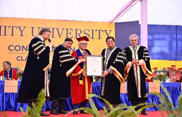 एमिटी यूनिवर्सिटी के दीक्षांत समारोह को संबोधित करते पीयूष गोयल एमिटी यूनिवर्सिटी के दीक्षांत समारोह को संबोधित करते पीयूष गोयल