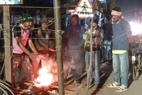 अलाव से आग तापते लोग अलाव से आग तापते लोग