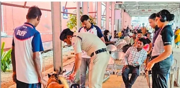 रेलवे स्टेशन पर यात्रियों के सामान की कड़ी जांच की गई। रेलवे स्टेशन पर यात्रियों के सामान की कड़ी जांच की गई।