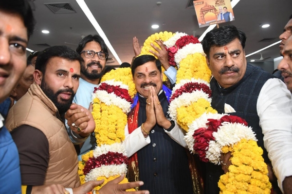 मुख्यमंत्री डॉ. मोहन यादव का सरकार के 2 साल होने के उपलक्ष में गजमाला पहनाकर अभिनंदन किया मुख्यमंत्री डॉ. मोहन यादव का सरकार के 2 साल होने के उपलक्ष में गजमाला पहनाकर अभिनंदन किया