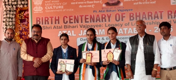 प्रथम द्वितीय एवं तृतीय पुरस्कार विजेता की फोटो प्रथम द्वितीय एवं तृतीय पुरस्कार विजेता की फोटो