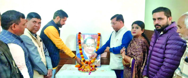 श्रद्धासुमन अर्पित करते हुए श्रद्धासुमन अर्पित करते हुए