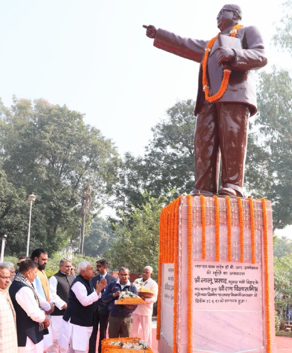 बाबा साहब भीमराव अंबेडकर को श्रद्धांजलि अर्पित करते सीएम नीतीश बाबा साहब भीमराव अंबेडकर को श्रद्धांजलि अर्पित करते सीएम नीतीश