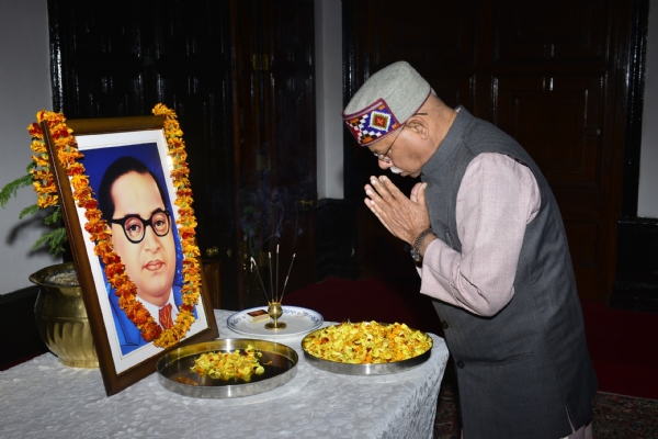 राज्यपाल द्वारा अंबेडकर को श्रद्धांजलि अर्पित राज्यपाल द्वारा अंबेडकर को श्रद्धांजलि अर्पित