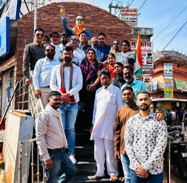 जोधापुर चौक में स्थित डा भीमराव अंबेडकर की प्रतिमा पर श्रद्धांजलि अर्पित करते हुए कांग्रेसी। जोधापुर चौक में स्थित डा भीमराव अंबेडकर की प्रतिमा पर श्रद्धांजलि अर्पित करते हुए कांग्रेसी।