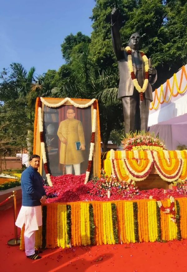 बाबा साहेब को श्रधांजलि देते सिकंदर कुमार बाबा साहेब को श्रधांजलि देते सिकंदर कुमार