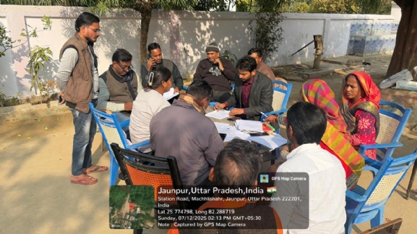 मेगा डिजिटाइजेशन दिवस के अवसर पर काम करते हुए उप जिलाधिकारी सदर मेगा डिजिटाइजेशन दिवस के अवसर पर काम करते हुए उप जिलाधिकारी सदर