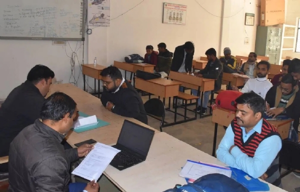 रोजगार मेले में शामिल युवा रोजगार मेले में शामिल युवा