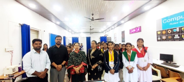 राइज इनक्यूबेशन सेंटर में छात्र छात्राएं अपने आइडियाज़ देते हुए राइज इनक्यूबेशन सेंटर में छात्र छात्राएं अपने आइडियाज़ देते हुए