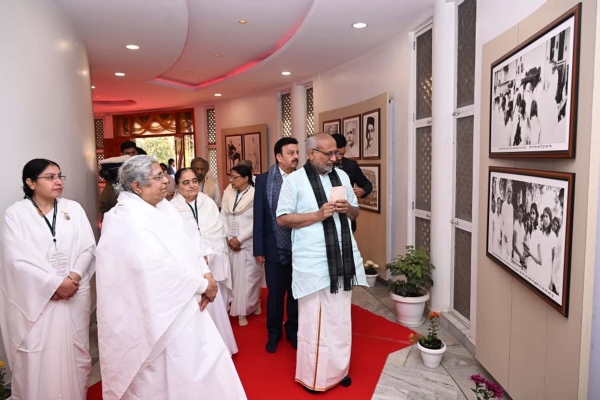 गुरुग्राम के बोहड़ाकलां स्थित ब्रह्माकुमारीज ओम शांति रिट्रीट सेंटर के रजत जयंती वर्ष पर आयोजित कार्यक्रम में प्रदर्शनी का अवलोकन करते उप-राष्ट्रपति सी.पी. राधाकृष्णन। गुरुग्राम के बोहड़ाकलां स्थित ब्रह्माकुमारीज ओम शांति रिट्रीट सेंटर के रजत जयंती वर्ष पर आयोजित कार्यक्रम में प्रदर्शनी का अवलोकन करते उप-राष्ट्रपति सी.पी. राधाकृष्णन।