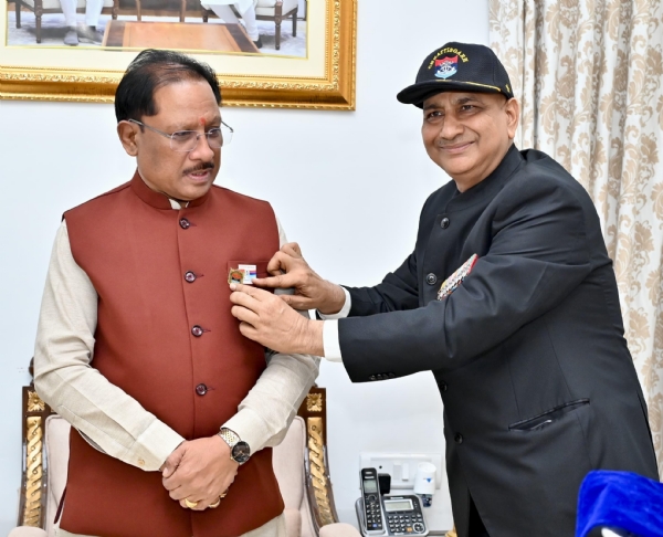 मुख्यमंत्री साय को सशस्त्र सेना झंडा दिवस के प्रतीक स्वरूप सम्मान बैज लगाया गया मुख्यमंत्री साय को सशस्त्र सेना झंडा दिवस के प्रतीक स्वरूप सम्मान बैज लगाया गया