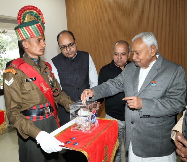 बिहार स्टेट एक्स सर्विसमैन बेनेवोलेंट फंड में अंशदान करते नीतीश कुमार बिहार स्टेट एक्स सर्विसमैन बेनेवोलेंट फंड में अंशदान करते नीतीश कुमार