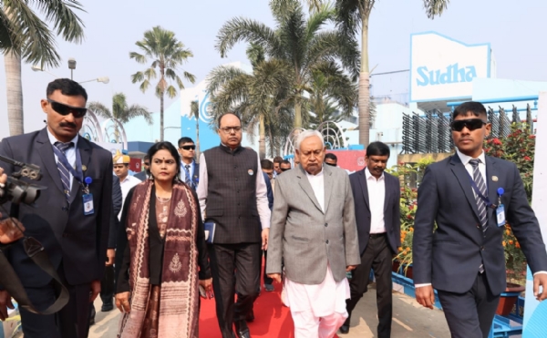 पटना डेयरी सुधा का निरीक्षण करते मुख्यमंत्री नीतीश पटना डेयरी सुधा का निरीक्षण करते मुख्यमंत्री नीतीश