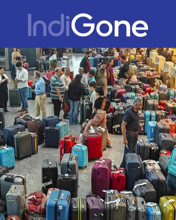 इंडिगो संकट के बीच एयरपोर्ट पर यात्री अपने सामान के साथ