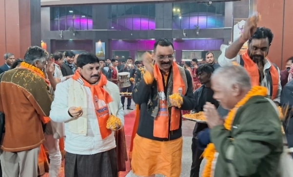 बनारस रेलवे स्टेशन पर तमिलनाडु डेलीगेट्स का स्वागत