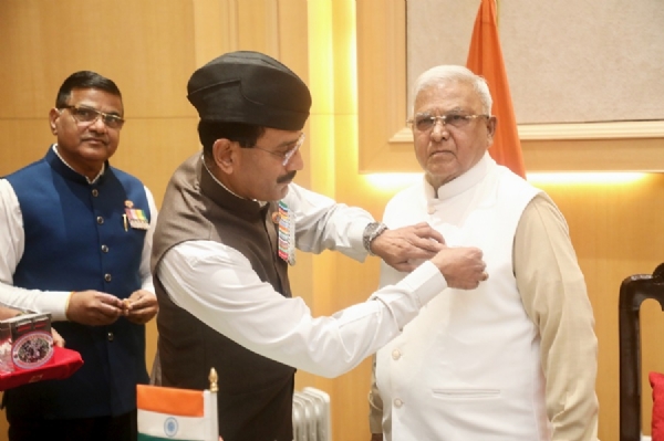 राज्यपाल मंगुभाई पटेल को सशस्त्र सेना झंडा दिवस पर ध्वज स्टीकर लगाया