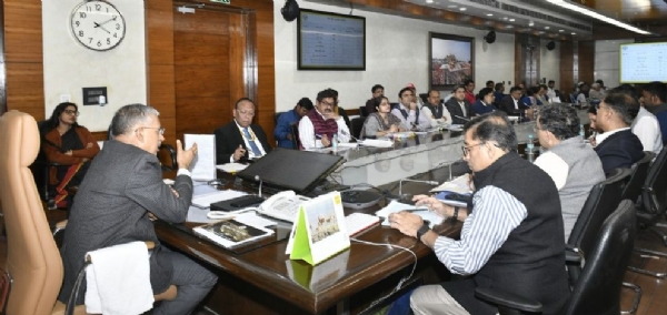 समीक्षा बैठक करते मुख्य सचिव एसपी गोयल