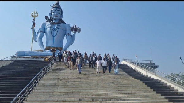 मौके पर मौजूद अधिकारी व कलेक्टर मौके पर मौजूद अधिकारी व कलेक्टर