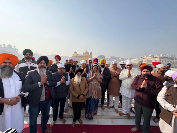 अमृतसर के श्री हरमंदिर साहिब (स्वर्ण मंदिर) में सोमवार को  मुख्यमंत्री रेखा गुप्ता अपने कैबिनेट मंत्रियों के साथ