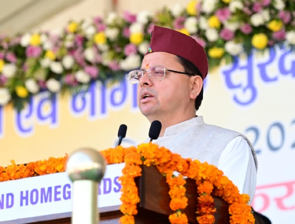 होमगार्ड्स स्थापना दिवस पर रैतिक परेड को संबोधित करते।