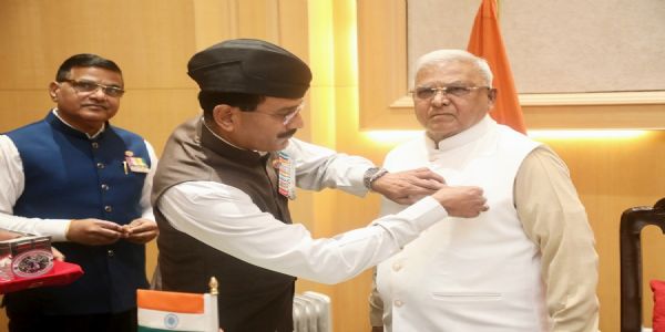 मध्यप्रदेशलोकभवने सशस्त्र-ध्वजदिवसः आचरतः। अत्र राज्यपालः पटेलमहाभागाय ध्वज-आरोपणं विधिवत् कृतम्।