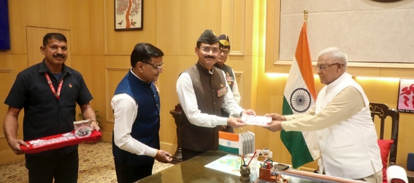 राज्यपाल मंगुभाई पटेल से म.प्र. सैनिक कल्याण से.नि. ब्रिगेडियर अरूण नायर ने सैनिक कल्याण कोष के लिए धनराशि प्राप्त की