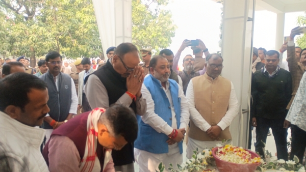 उप मुख्यमंत्री बृजेश पाठक गिरीश चंद्र यादव के पिता जी के चित्र पर पुष्पांजलि अर्पित करते हुए उप मुख्यमंत्री बृजेश पाठक गिरीश चंद्र यादव के पिता जी के चित्र पर पुष्पांजलि अर्पित करते हुए