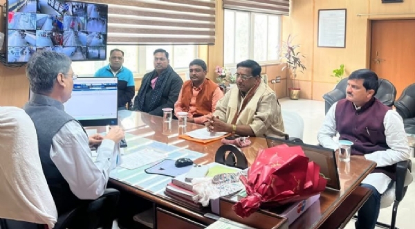 डीआरएम से मिलते विधायक