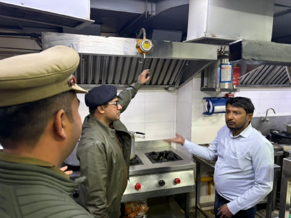 गोवा में हुए हादसे के बाद गौतम बुद्ध नगर में संयुक्त टीम बनाकर रेस्टोरेंट/ बार और मनोरंजन स्थल की हो रही है सघन चेकिंग गोवा में हुए हादसे के बाद गौतम बुद्ध नगर में संयुक्त टीम बनाकर रेस्टोरेंट/ बार और मनोरंजन स्थल की हो रही है सघन चेकिंग