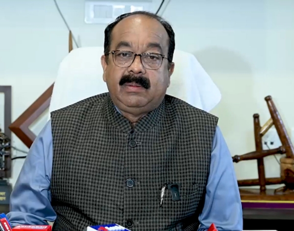 उप मुख्यमंत्री अरुण साव त्रकाराें से चर्चा करते हुए उप मुख्यमंत्री अरुण साव त्रकाराें से चर्चा करते हुए