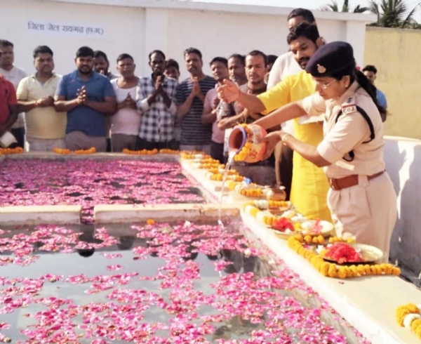 टैंक और कुंड  में विधिवत पूजा-अर्चना और मंत्रोच्चार के साथ गंगा नदी का पवित्र जल भरते