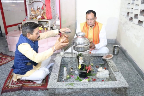 हरियाणा भाजपा अध्यक्ष माेहन लाल बड़ाैली मंदिर मंदिर में शिवरात्रि की पूजा करते हुए