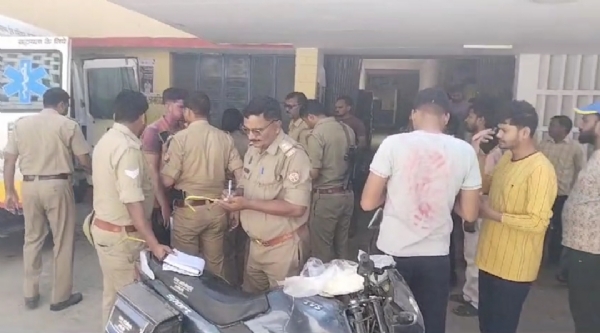 लिखा पढ़ी करते हुए पुलिस