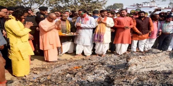 मुख्यमन्त्री योगी होलिकाभस्मपूजां कृत्वा होलिकाम् आचरितवान्