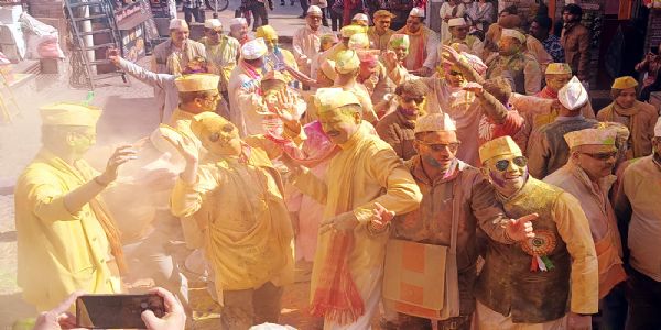 ‘होली जलियांवालान बाग मची…’, ‘कैसे हो इरविन ऐतवार तुम्हार….’ इत्यस्मात् ‘होली जलियांवालान बाग मची…’, ‘कैसे हो इरविन ऐतवार तुम्हार….’से ‘डॉन्ट टच माइ अंचलिया मोहन रसिया’ पर्यन्तं परिवर्तमाना अस्ति कुमाउनी होली