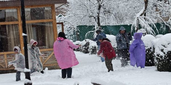 कश्मीरस्य समतलक्षेत्रसहिताः अनेकेषु क्षेत्रेषु प्रत्यग्रहिमपातः