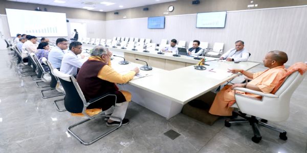 राजस्वसङ्ग्रहस्य निर्धारितलक्ष्याणि व्यापारिभिः सह संवादं कृत्वा प्राप्तव्यानि : मुख्यमन्त्री